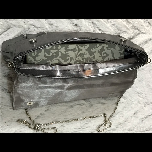 Women silver purse, clutch detachable chain strap - Picture 4 of 8